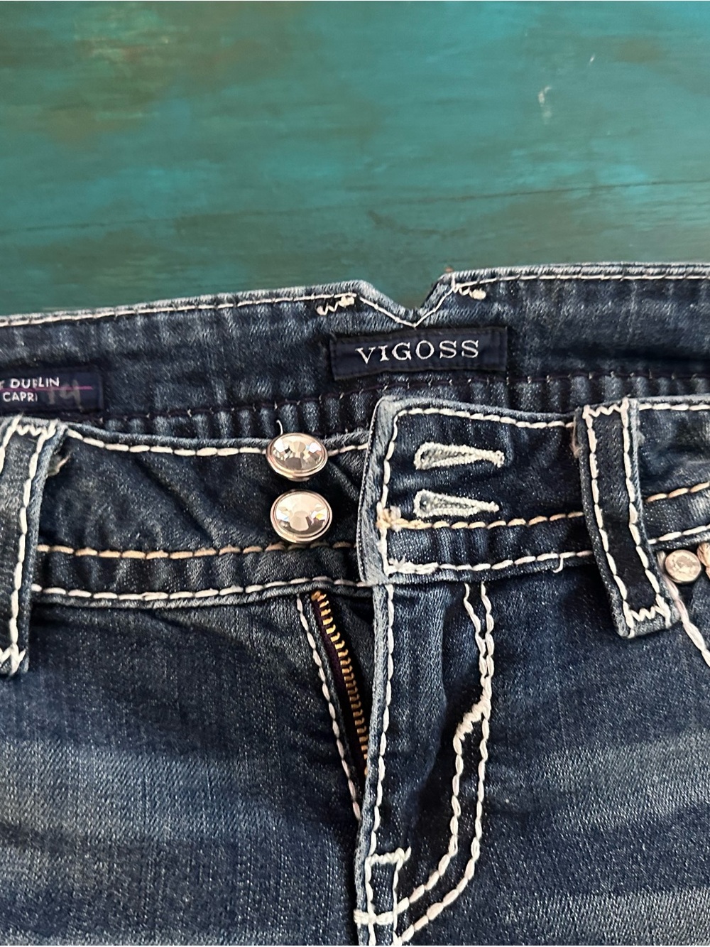 Vigoss Blue Denim Capri Jeans with Embroidered Back Pocket - Picture 3 of 3